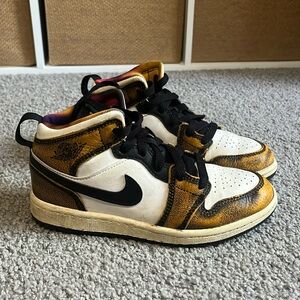 Air Jordan 1 Mid SE Black/Taxi-White-Sail (Size 1Y)